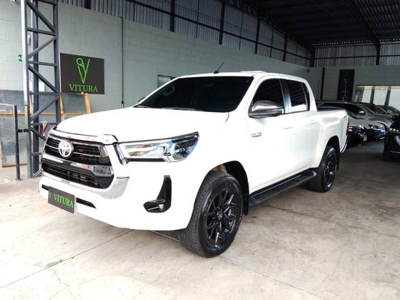 TOYOTA HILUX 2.8 D-4D TURBO DIESEL CD SR 4X4 AUTOMÁTICO